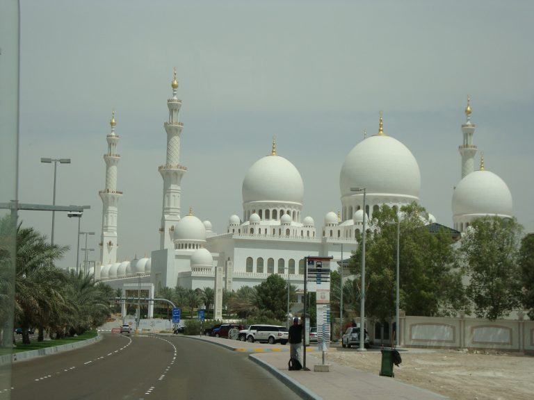 Expat Life Blog Expat Life in Dubai photo of Sheikh Zayed Grand Mosque in Abu Dhabi