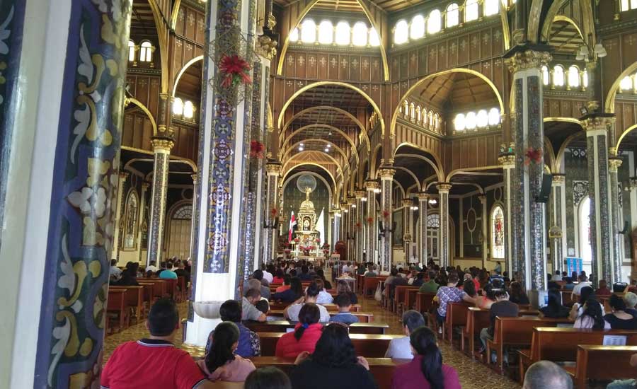 Expat Life Blog photo of inside the Basílica de Nuestra Señora de los Ángeles