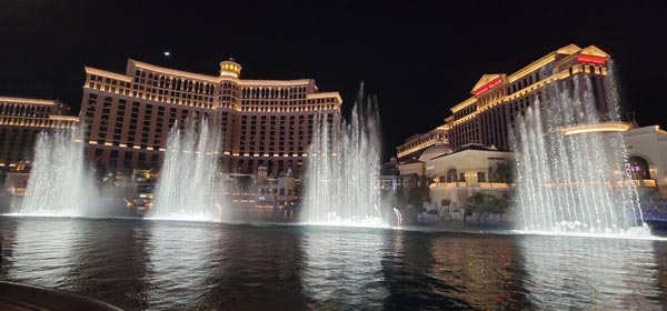 Expat Life Blog Las Vegas - Tourist Ultimate Guide 2021 photo of Bellagio with its famous dancing waters 