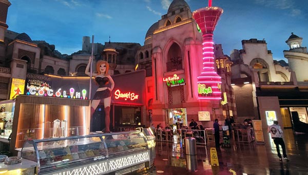 Expat Life Blog Las Vegas - Tourist Ultimate Guide 2021 photo of Miracle Mile Shops