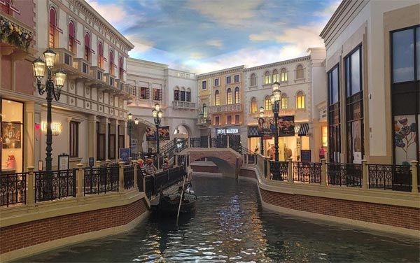 Expat Life Blog Las Vegas Tourist Ultimate Guide 2021 photo of Venetian