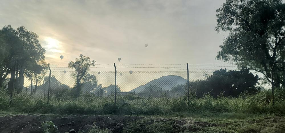 hot air balloons at Teotihuacan CDMX