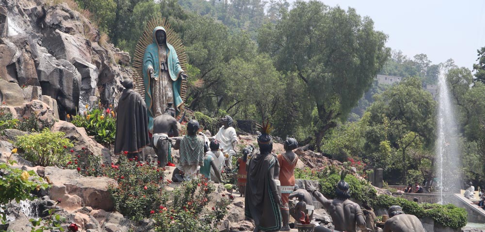 the garden and Our Lady's Statue in Baselica De Guadalupe - CDMX